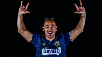 Marco Fabi&aacute;n posando con el uniforme de Philadelphia Union