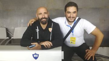 Monchi, junto a un periodista azerí en Bakú.