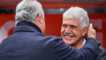 Momento en que Víctor Manuel Vucetich se abraza con Ricardo Ferretti previo a un clásico regio.