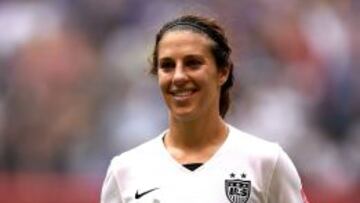 PREMIADA. Carli Lloyd posa con uno de los trofeos logrados en este Mundial.