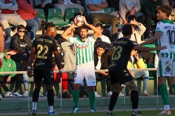 Coke saca de banda en el partido contra el Ceuta.