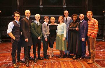 J.K. Rowling con los actores de la obra