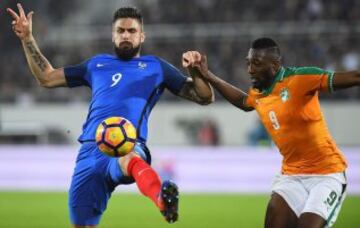 France's forward Olivier Giroud (L) vies with Ivory Coast's defender Wilfried Kanon during the friendly football match France vs Ivory Coast on November 15, 2016 at the Bollaert stadium in Lens.  / AFP PHOTO / FRANCK FIFE