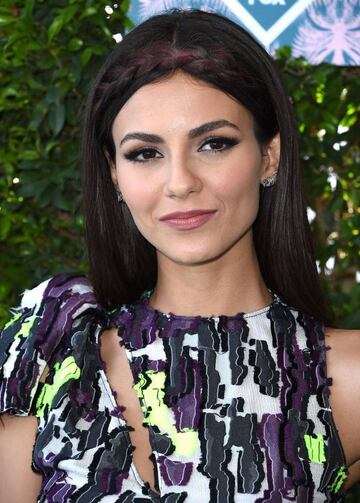 La actriz Victoria Justice (23) presentó la gala junto al luchador John Cena.