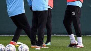 <b>APURADO CITY. </b>Nasri y Zabaleta bromean con Balotelli.