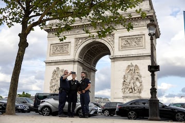 Tres policías se sacan un 'selfie' delante del Arco del Triunfo. 