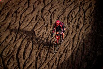 La ciclista holandesa Leonie Bentveld rueda sobre la arena y el barro de Zonhoven (Bélgica) durante la carrera de élite femenina de la Copa Mundial de ciclocross. La competición, organizada por la Unión Ciclista Internacional (UCI), constará de doce pruebas en seis países durante esta temporada 2024-25. La de Zonhoven es la sexta cita del calendario. 