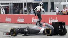 Adrian Sutil abandona el Sauber en medio de la recta de entrada a meta. 