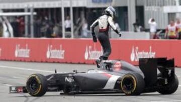 Adrian Sutil abandona el Sauber en medio de la recta de entrada a meta.
