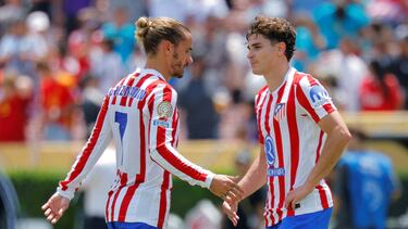 Griezmann consuela a Julián Alvarez al final del encuentro ante Botafogo.