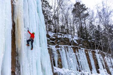 El Robinson Park de Coon Rapids (Minnesota) es un lugar ideal para la práctica de la escalada en Hielo. Alberga un acantilado de arenisca salteado de chorreras heladas que atraen a un gran número de aficionados. En la imagen, Susan Hill en plena asensión durante el festival anual de escalada que tiene lugar en la localidad estadounidense.