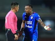 Willer Ditta of Cruz Azul during the semi-finals first leg match between Cruz Azul and Tigres UANL, as part of the Liga BBVA MX, Torneo Apertura 2025 at Olimpico Universitario Stadium, on December 03, 2025 in Mexico City, Mexico.