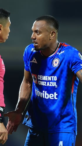 Willer Ditta of Cruz Azul during the semi-finals first leg match between Cruz Azul and Tigres UANL, as part of the Liga BBVA MX, Torneo Apertura 2025 at Olimpico Universitario Stadium, on December 03, 2025 in Mexico City, Mexico.