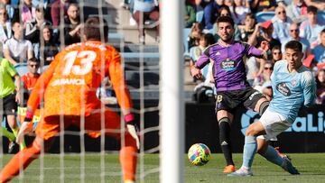 VIGO (PONTEVEDRA), 26/02/2023.- El centrocampista del Celta de Vigo Francisco Beltrán (d) lucha con Monchu Rodríguez, del Real Valladolid, en el partido de la jornada 23 de LaLiga que se disputa hoy domingo en el estadio de Balaídos, en Vigo. EFE/ Salvador Sas