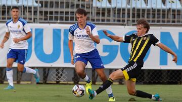 Francho disputa un balón con xxxx, del filial, durante el amistoso de la pretemporada pasada.