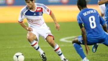 Gourcuff, de 26 años, conduce un balón en el estadio de Gerland.