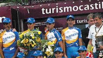 <b>TRIUNFO EN LA VUELTA.</B> ibanesto, vencedor por equipos, en el podio de Madrid.