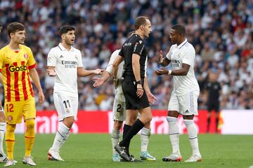 Protestas de los jugadores del Real Madrid al colegiado Melero López tras pitar penalti por mano de Asensio. 
 