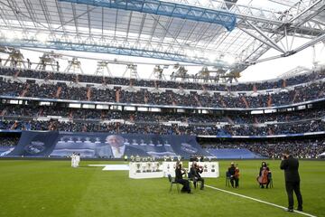 Sentido homenaje en el Santiago Bernab¨¦u a Paco Gento, antes del inicio de partido.