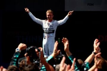 El piloto alemán Nico Rosberg, del equipo Mercedes AGM Petronas, celebra su victoria en el Gran Premio de España de Fórmula Uno 