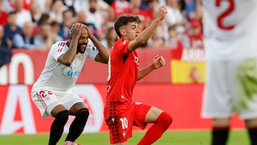 Aimar reclama una tarjeta durante el partido de ayer.