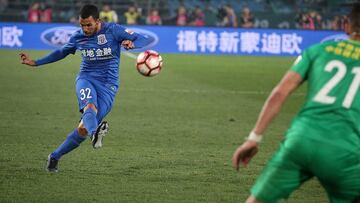 Carlos Tévez en el partido de liga china ante Beijing Guoan.