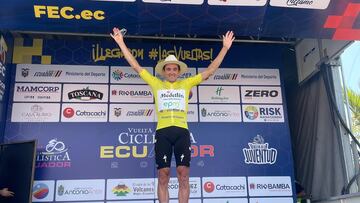 El ciclista del Team Medellín-EPM Óscar Sevilla posa como primer líder de la Vuelta al Ecuador 2024.