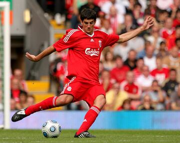 Jugó con el Liverpool desde 2007 hasta 2009.