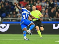 Nsongo Bil, en el momento de rematar lo que fue su primer gol con el Deportivo en Riazor.
