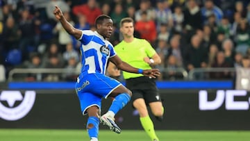 Nsongo Bil, en el momento de rematar lo que fue su primer gol con el Deportivo en Riazor.