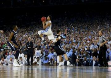 Marcus Paige de Carolina del Norte anotó el triple que empataba el partido en los minutos finales.