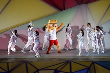 La mascota de los Juegos Panamericanos Lima 2019 Milco participa en la inauguración este viernes en el estadio Nacional en Lima (Perú).