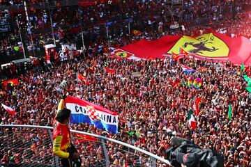 Quizá, una de las espinitas más grandes con la que Carlos se ha ido de Ferrari sea el no haber ganado el gran premio de casa para Ferrari en Italia, pero tuvo dos momentos vibrantes allí para celebrar con los tifosi. El primero, en 2022, cuando firmó una de sus mejores remontadas tras salir 18º y acabar cuarto (y pudo incluso subir al podio si el Safety Car no hubiese arruinado el final). Y el segundo llegó al siguiente año en forma de pole otra vez por la mínima sobre Verstappen (0.013) y Leclerc (0.067), pero en carrera los Red Bull fueron imparables. Al menos, pudo salvar el podio tras un duelo tremendo con su compañero que “estuvo al límite”.