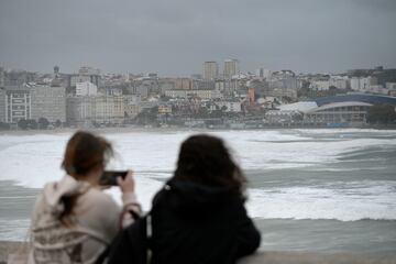 Alerta roja en la costa de A Coruña con olas de hasta diez metros