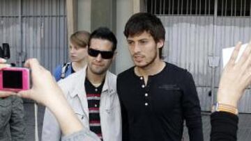 <b>LA ESPERANZA. </b>Silva (en foto con un aficionado) es la baza ofensiva del Valencia ante la baja de Villa.