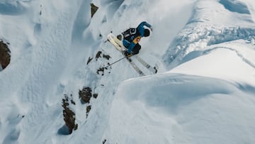 Un esquiador salta un cortado en el Freeride Junior World Championships en Kappl, Austria, el 24 de enero del 2023. 