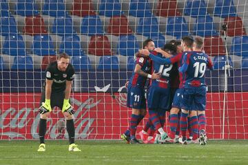 Los jugadores del Levante UD, celebrando el gol 1-0 de Bardhi