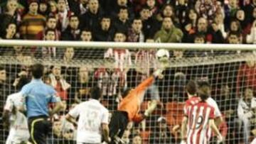 <b>EL SEGUNDO. </b>Calatayud no puede hacer nada ante el cabezazo de Muniain que supuso el segundo gol de los rojiblancos.