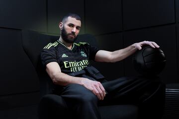 El Real Madrid junto a la marca deportiva han presentado la tercera equipación para la temporada 22/23. La camiseta está inspirada en la magia del Bernabéu.  El uniforme cuenta con tecnología HEAT.RDY para mantener a los jugadores frescos y secos, fabricado con materiales 100 % reciclados.