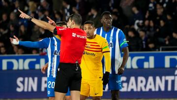 El árbitro Martínez Munuera (i) y el delantero del Barcelona Vitor Roque (c), durante el partido de LaLiga de fútbol que Deportivo Alavés y FC Barcelona disputaron el sábado en el estadio de Mendizorrotza, en Vitoria. EFE/Adrián Ruiz Hierro