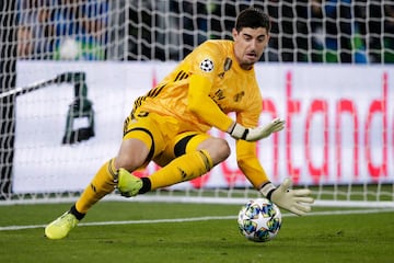 El meta belga aparece en el quinto lugar de este peculiar r¨¢nking. Pese a encajar 11 goles en los siete primeros partidos (entre todas las competiciones), Thibaut ha dejado su porter¨ªa a cero en 14 ocasiones, como Alisson, pero ha jugado cuatro encuentros m¨¢s: 32. Desde su rosco en el derbi de octubre, ha jugado 25 encuentros m¨¢s encajando 15 tantos m¨¢s, para un total de 26 goles encajados en esos 32 partidos.