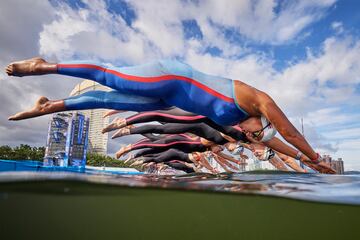 FUKUOKA, JAPAN - JULY 15:  Kisha Jimenez of Team Croatia, Sharon van Rouwendaal of Team Netherlands and Parizoda Iskandarova of Team Uzbekistan compete in the Open Water Women's 10km on day one of the Fukuoka 2023 World Aquatics Championships at Seaside Momochi Beach Park on July 15, 2023 in Fukuoka, Japan. (Photo by Adam Pretty/Getty Images)
PUBLICADA 16/07/23 NA MA32 5COL CONTRAPORTADA FOTO FINISH 