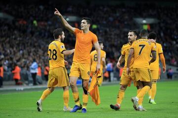 Raúl Jiménez celebrando su gol con sus compañeros en el triunfo Tottenham 1-3 Wolverhampton en la Premier League.