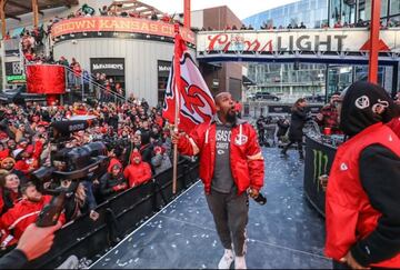 Es tanta la afición del rapero, que éste fue seleccionado para hacer un pequeño número antes del AFC Championship.