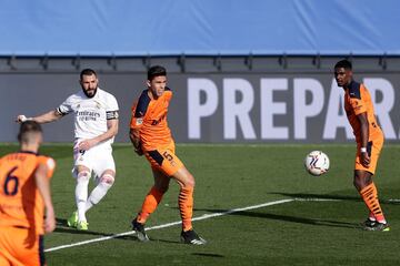 ??GOLAZO DE BENZEMA!! ?Recibi¨® el franc¨¦s un bal¨®n se Kroos en la frontal, se perfil¨® y le peg¨® con la diestra con rosca para poner el bal¨®n en el palo largo lejos del alcance de Jaume!