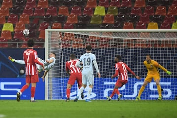 0-1. Olivier Giroud marcó el primer gol. El VAR revisó la jugada y concedió el tanto.