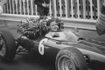 El británico tiene en su haber la mítica Triple Corona, esa que aún es posible para Fernando Alonso: Mónaco, Le Mans e Indianápolis. Bicampeón del mundo en 1962 y 1968 y 14 victorias en GGPP, su legado lo continúo su hijo Damon, con el título de 1996. Falleció el 29 de noviembre de 1975 cuando regresaba a Londres de Paul Ricard después de probar su monoplaza para el siguiente año. Un informe sobre el accidente concluyó que la aeronave, un Piper Aztec y que él mismo pilotaba, se precipitó abruptamente a tierra por el exceso de confianza del piloto cuando intentaba aterrizar en condiciones climatológicas adversas.