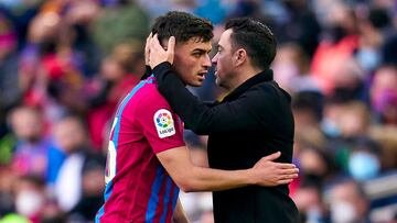 Pedri y Xavi, en un partido la pasada temporada.