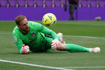 Jan Oblak se lanza por el balón