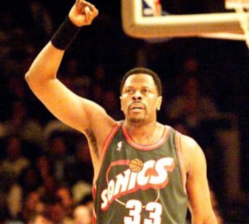 Quince temporadas en Nueva York para una leyenda suprema de los Knicks, Patrick Ewing terminó su carrera NBA con 79 partidos en los Sonics y 65 en los Magic.